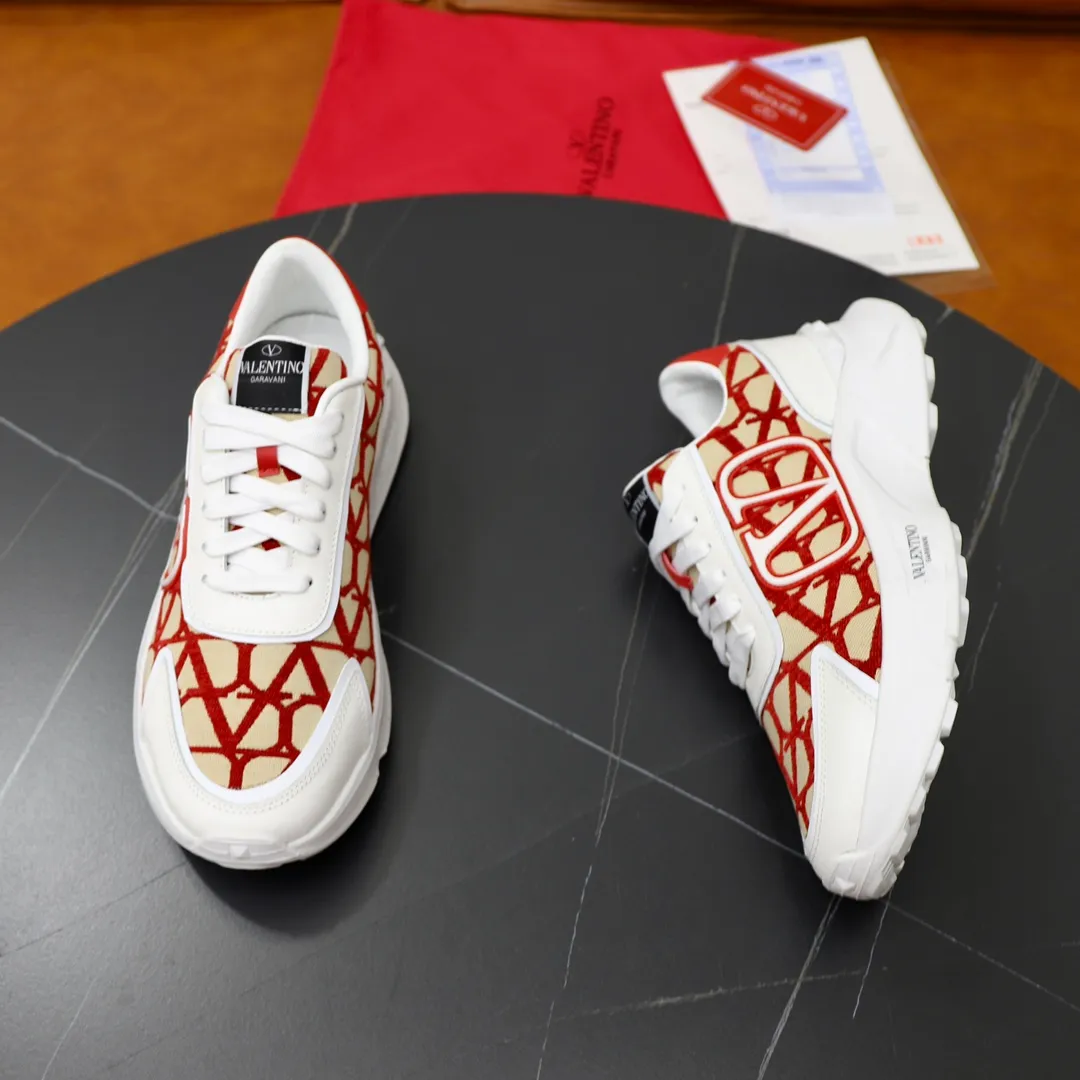 Ex-factory price: 460💰VALENTINO/Valentino 2025s men's latest low-top thick-soled sports shoes are shipped. Made with heavy industry, men's fine casual sports shoes, versatile style. Original leather, rubber lines embellished with geometric segmentation uppers, hand-sewn, novel and fashionable, rubber soles with rivet details on the front and back, VALENTINO GARAVANI LOGO printed on the side, and Valentino Garavani decorative inlay on the tongue. Logo, comfortable, breathable and durable on the feet! Comes with full original packaging! Code number: 38-39-40-41-42-43-44 (45 can be customized)